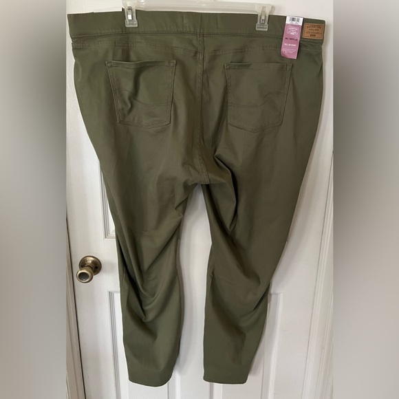 Signature by Levi Strauss & Co. Gold Label Women's Totally Shaping Pull-on Size - Picture 6 of 11